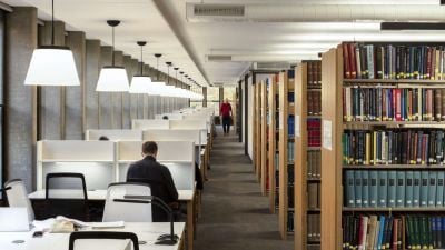 2nd floor of IALS Library displaying study desks and book stacks. Credit: Ben Blossom