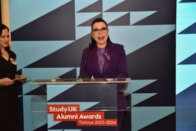 Pelin Gundes Bakir at the award ceremony