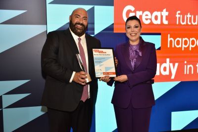 Pelin Gundes Bakir being presented her award