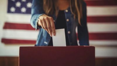 US voter casting ballot
