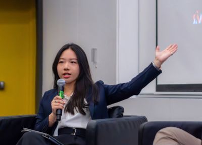 Chiang Yi Chen speaking at a panel discussion