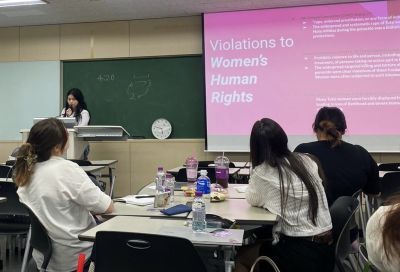 Yap Lin Suen gives a talk to a room of volunteers at Ewha Womans University.
