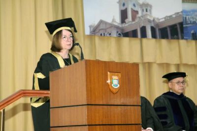 Professor Wendy Thomson delivering a speech at the 2024 HKU SPACE graduation
